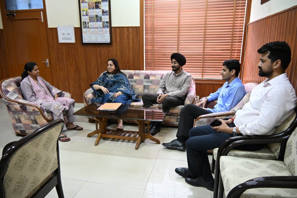 नगर निगम चुनाव तैयारियों का ऑब्जर्वर सेनू दुग्गल ने लिया जायजा 5 जुलाई को होशियारपुर के 50 वार्डों के लिए 133 लाख से अधिक मतदाता करेंगे मतदान